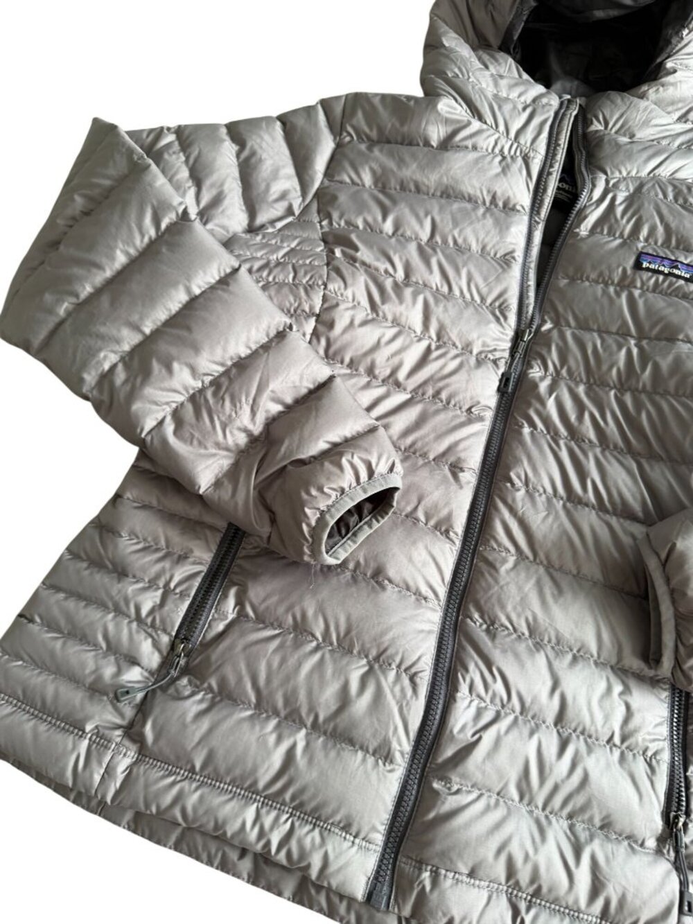 PATAGONIA Women’s Silver Quilted Hooded Jacket Sz Medium - Picture 2 of 7